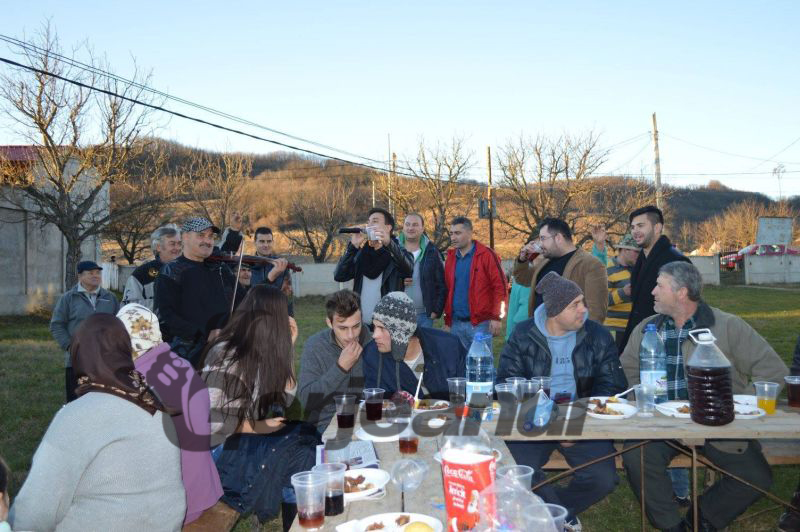 Porc de 170 de kg, tăiat pentru cetățenii din Stejari! Primarul și viceprimarul comunei fac oficiile de gazdă la Ronghia