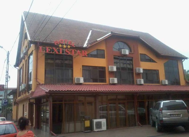 Vila cu piscină și teren de tenis a patronilor de la Lexi Star, scoasă astăzi la mezat