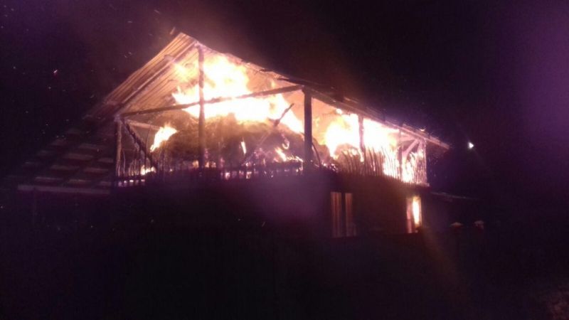 Incendiu la fânarul familiei unui polițist! Focul a fost pus intenționat