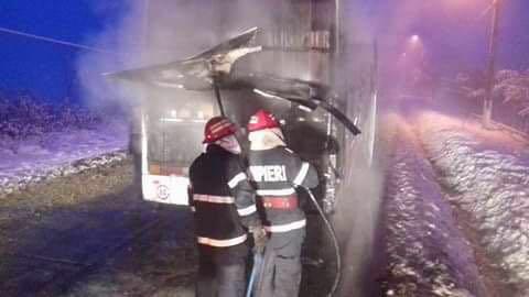 Autocar cuprins de flăcări