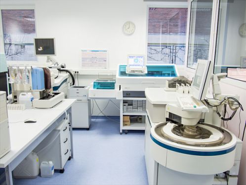 Laboratoarele de analize medicale îşi fac patronat
