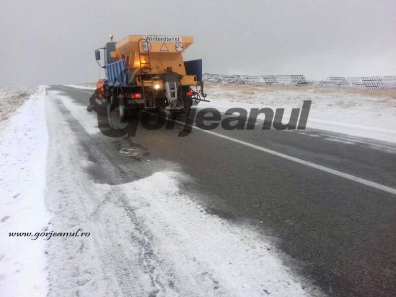 800 de tone de material antiderapant, împrăştiate în municipiul Târgu-Jiu