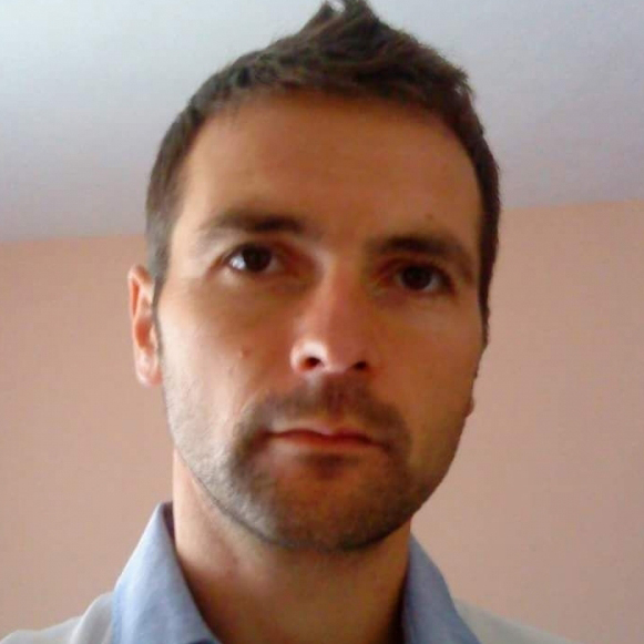 A scăpat cu viață, după ce a stat aproape 24 de ore în ger