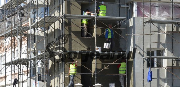 Primăria Târgu-Jiu, în instanţă cu datornicii blocurilor reabilitate termic