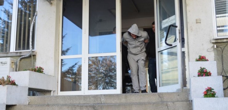 Tânărul care a asmuțit câinii pe polițiști, arestat la domiciliu