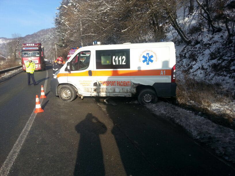 Ambulanță implicată în accident