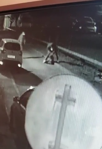 Imagini șocante surprinse de camerele de supraveghere! Înjunghiat în fața barului