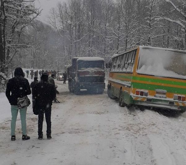 CEO, amendat pentru că nu a curăţat zăpada, după ce un autobuz cu elevi a derapat pe DJ 674 B