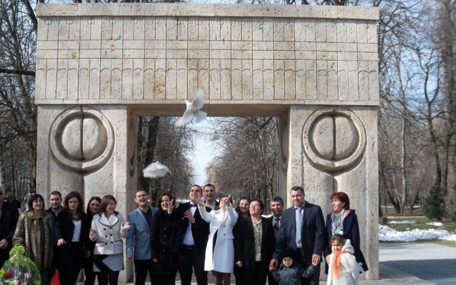 Doi bucureşteni îşi unesc destinele de Dragobete, la Poarta Sărutului