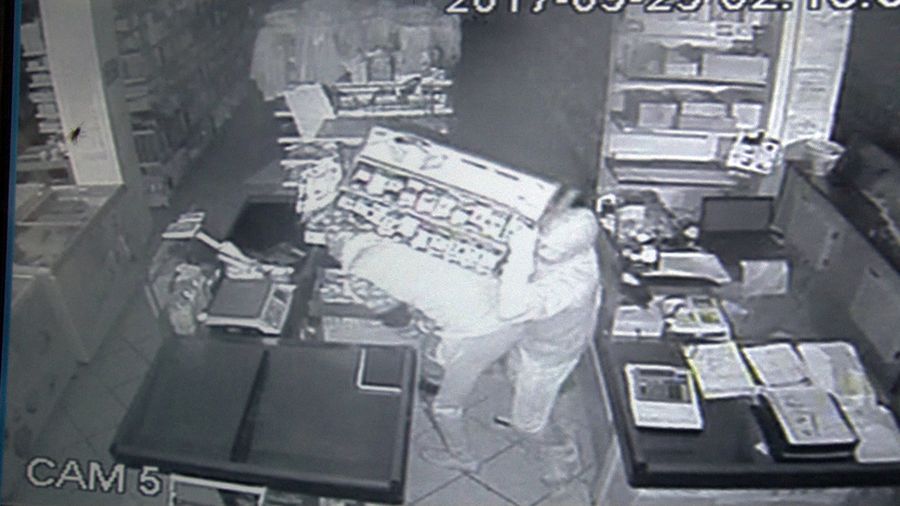 Spargere la un magazin din Drăgoieni