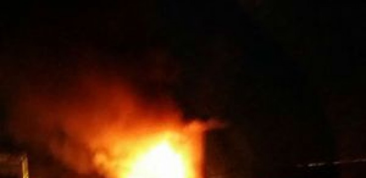 Microbuz cuprins de flăcări