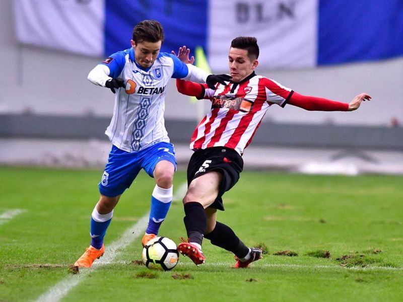 Gazonul o face de ruşine pe Universitatea