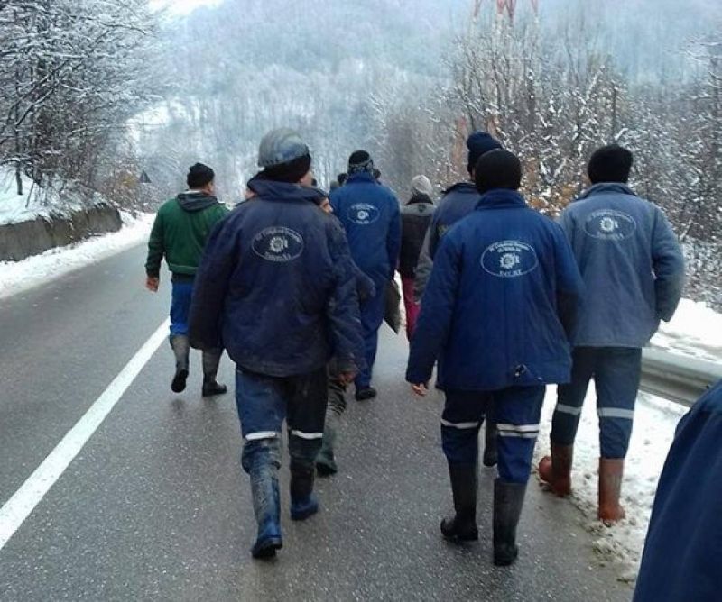 Protestatarii de la Jilț Nord, la câțiva kilometri de destinație! Au parcurs 30 de km pe jos