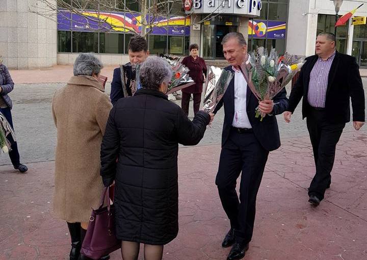 Acțiune ALDE Gorj: Lalele pentru doamnele și domnișoarele din Târgu-Jiu