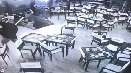 Scandal în fața unei cafenele din Motru, încheiat cu rețineri