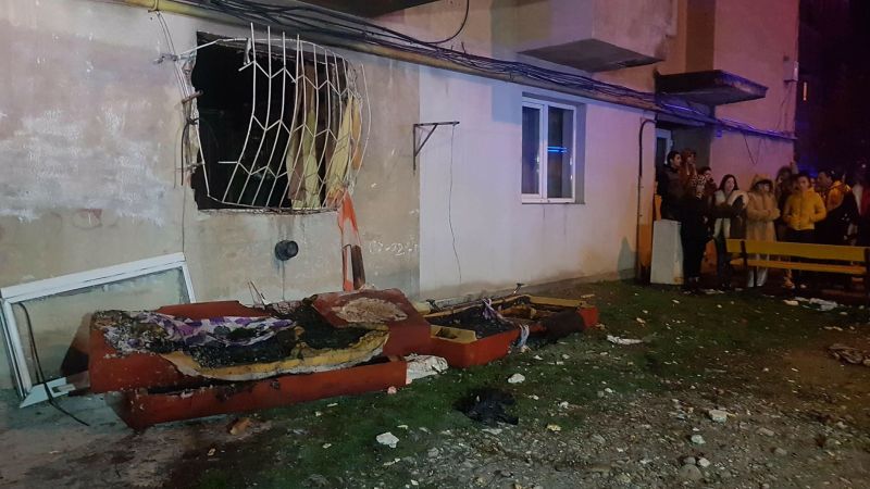 Explozie urmată de incendiu, într-un apartament din Târgu-Jiu! O tânără a fost grav rănită