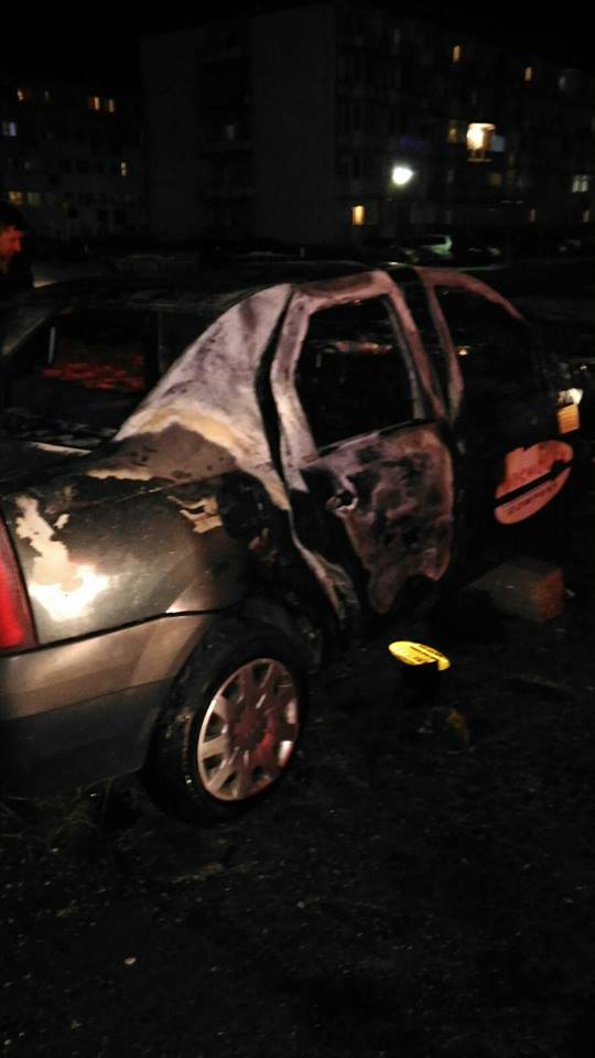 Mașină implicată în accident, cuprinsă de flăcări