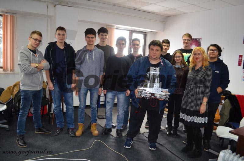 Romanescu dă bani echipei de robotică de la CNET