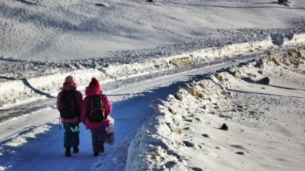 Absenți motivați! – Elevii de la cinci școli din Gorj nu au ajuns la ore pe motiv de nămeți!