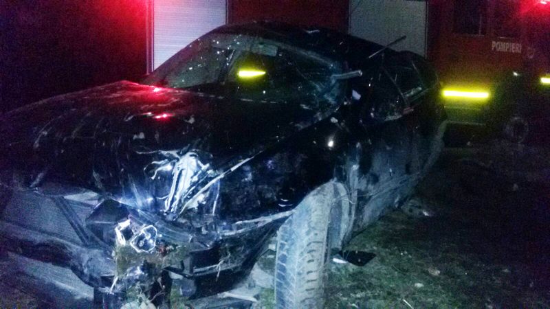 Tânăr de 19 ani, mort după ce a intrat cu mașina într-un gard din Tismana
