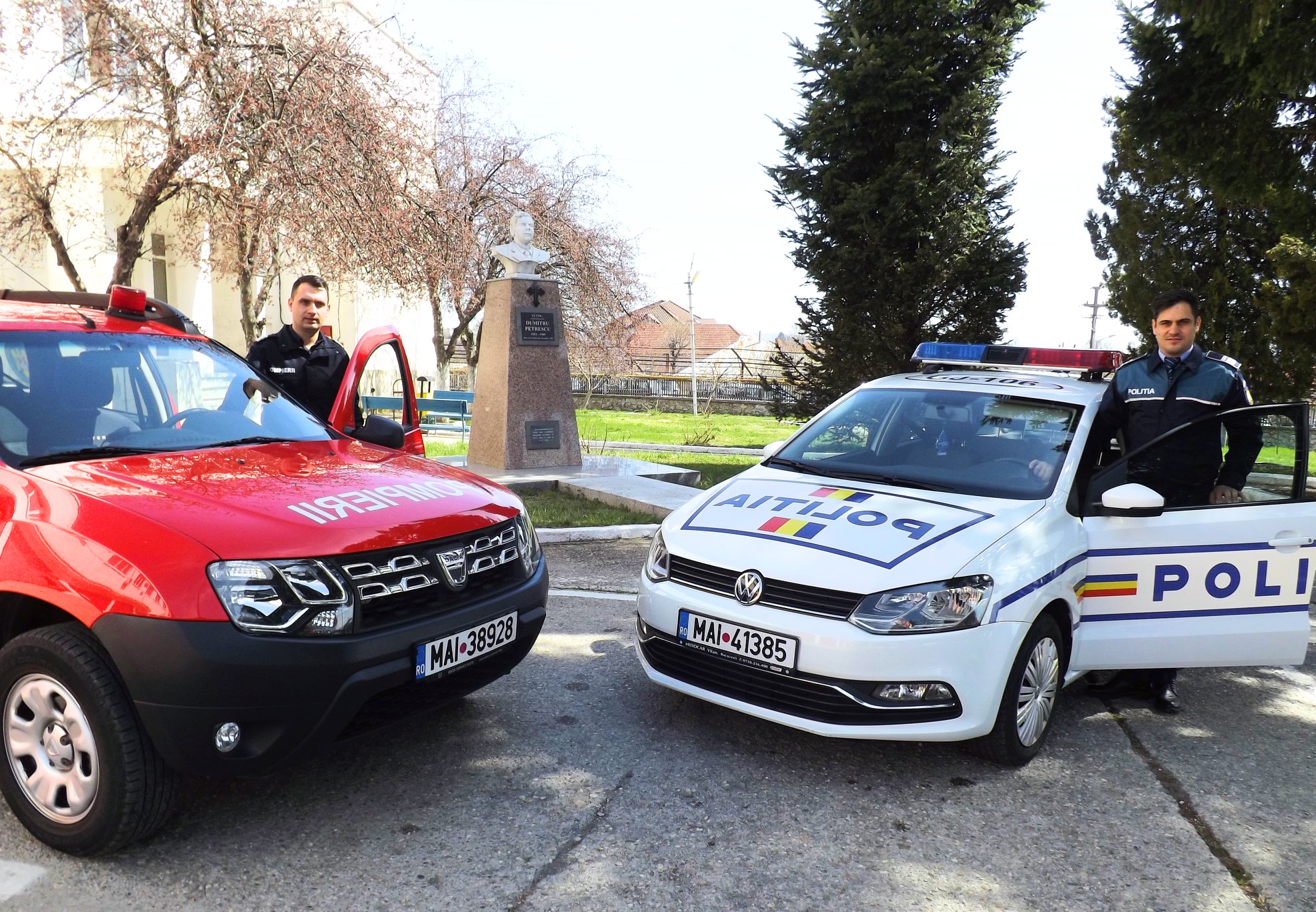 Au fost colegi de clasă, în liceu! Un cunoscut pompier și un polițist din Târgu-Jiu au împărțit aceeași bancă