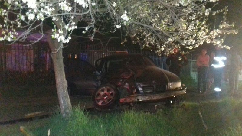 Accident la Drăgoieni! Trei tineri răniți, după ce maşina în care se aflau s-a izbit de un gard