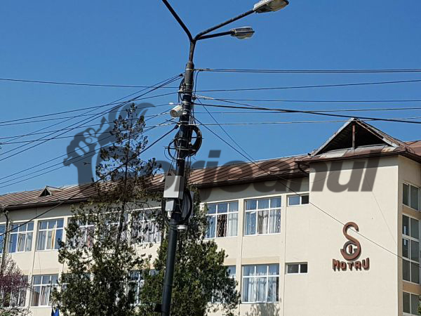 Operatorii vinovați, căutați și amendați! – Serviciul de Urbanism și Poliția Locală Motru verifică stâlpii de curent din municipiu împânziți de cabluri