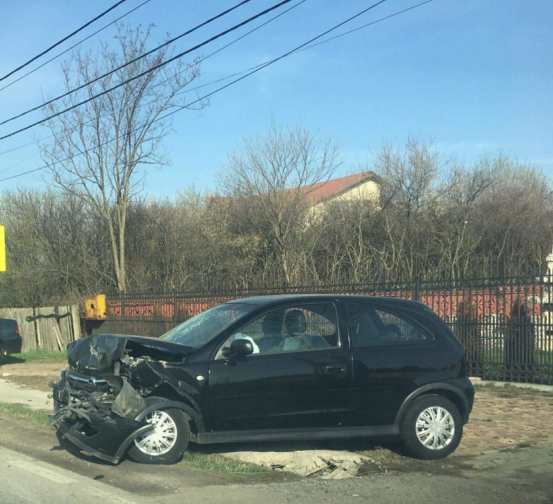 Doi copii răniți în accident cu trei mașini