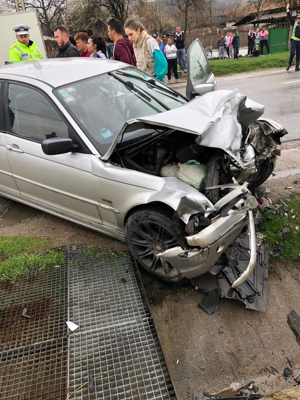 Accident la Bâlteni, între două BMW-uri
