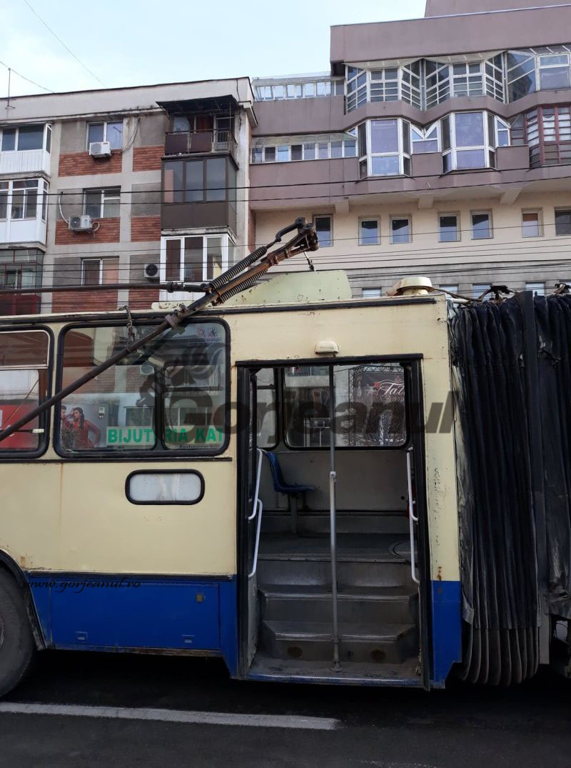 Brațul unui troleibuz vechi s-a rupt în centrul orașului Târgu-Jiu! Două mașini, grav avariate