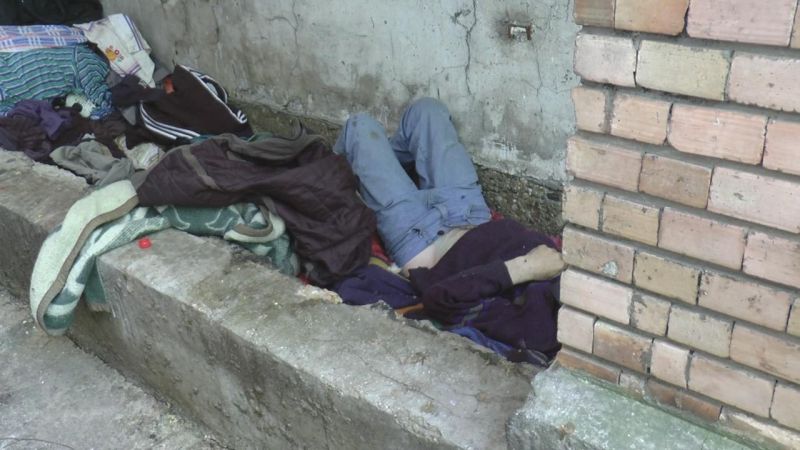 Cadavrul unui bărbat, descoperit lângă un bloc din Târgu-Jiu