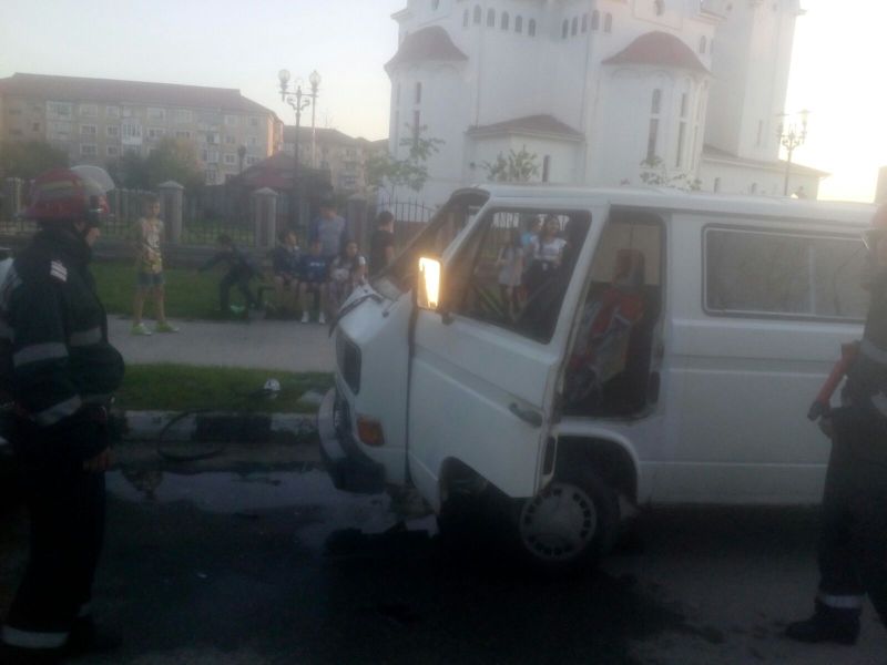 Mașină cuprinsă de flăcări din cauza unui scurtcircuit