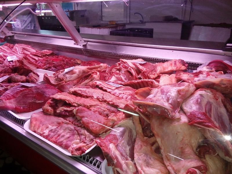 Carne de miel depozitată incorect la o măcelărie din Târgu-Jiu