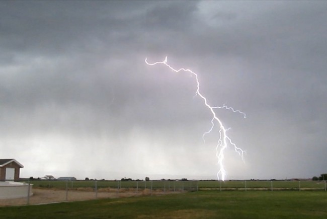 Furtuna face prima victimă: Un bărbat din Stănești a murit lovit de fulger