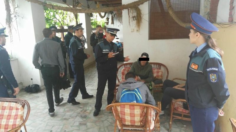 Elevi prinși la bar, în timpul orelor