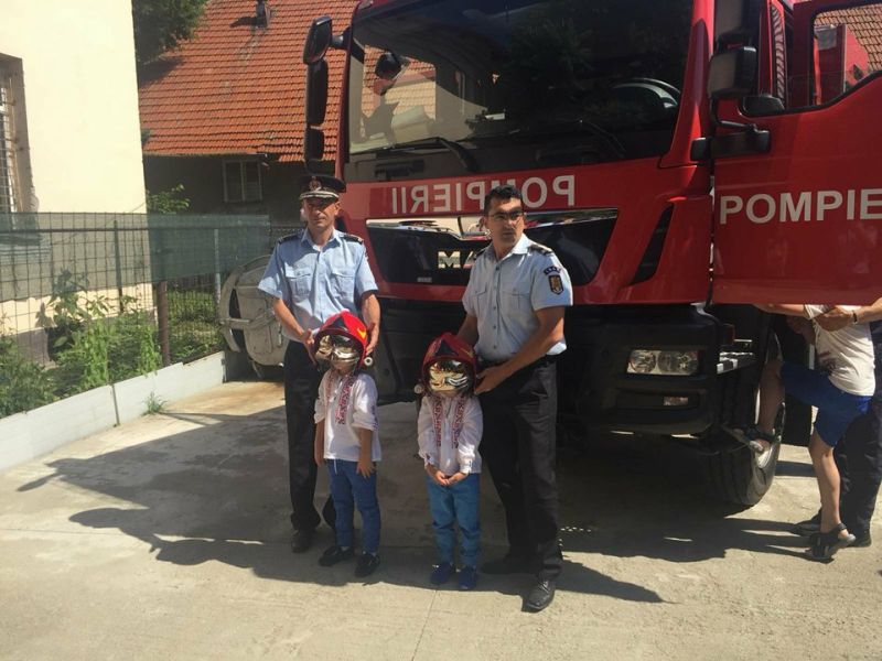 Pompierii, din nou în mijlocul copiilor cu dizabilități