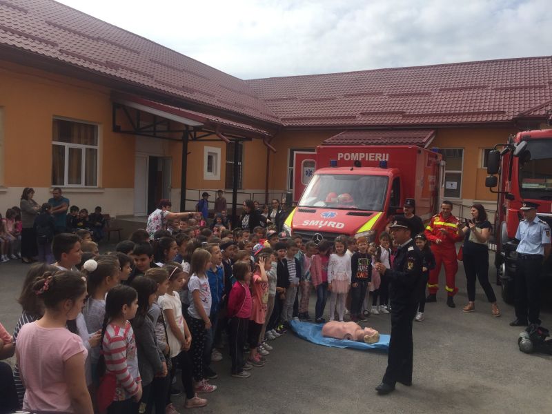 Pompierii, la școală și la grădiniță