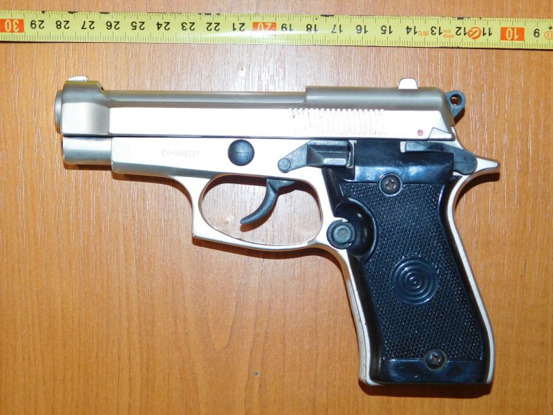 Pistol deținut ilegal de un tânăr din Târgu-Jiu
