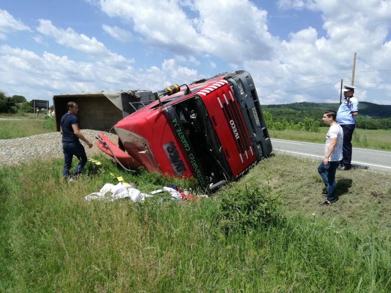 Tir încărcat cu piatră, răsturnat în șant