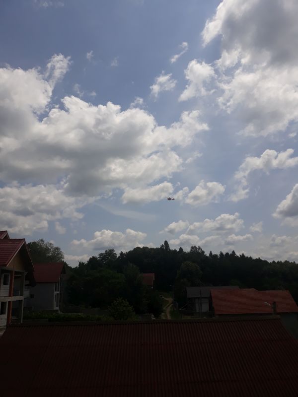 Bărbat din Târgu-Cărbunești, preluat de elicopterul SMURD, după ce a căzut din cireș