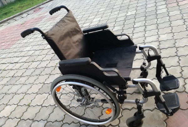 Cercetat după ce i-a furat căruciorul unei persoane cu handicap