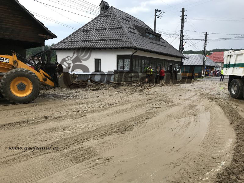 Străzi şi gospodării din Gorj, inundate după o ploaie torențială