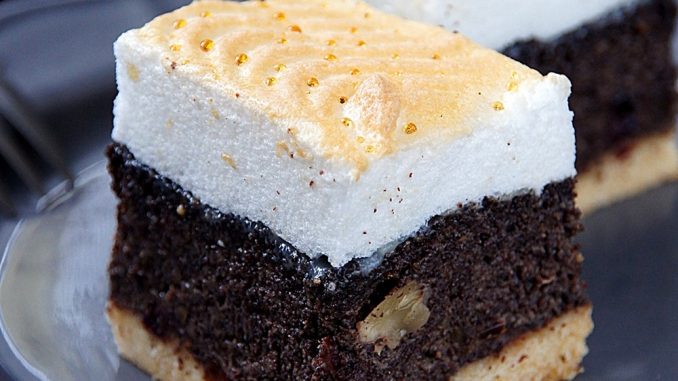 Rețeta săptămânii – Prăjitură cu nucă, mac și bezea