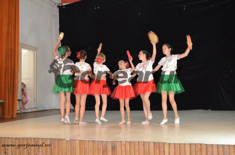 Trofeul Festivalului Național de Balet și Dans Modern, obținut de Odette Ballet School din București