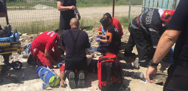 Sute de persoane, la înmormântarea celor doi bărbați care au murit într-o fosă septică din Târgu-Jiu