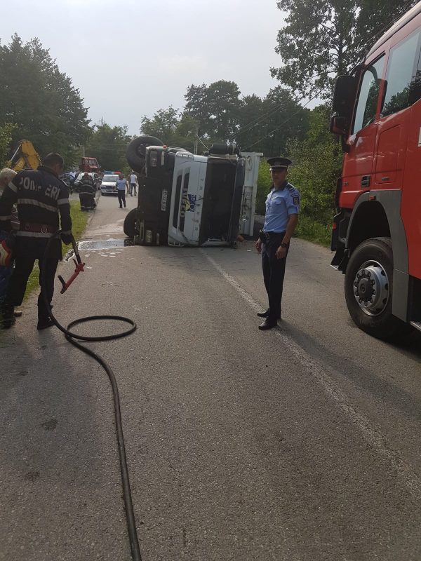 Autobasculantă încărcată cu bitum, răsturnată la Crasna