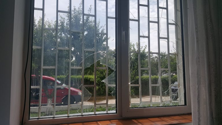 Tânărul care a spart geamurile primăriei, eliberat după o noapte de arest