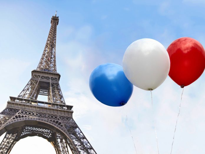Balloons in the colors of the French flag in front of the Eiffel Tower