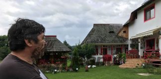 Îl caută turiștii pentru cazare, dar îi refuză!