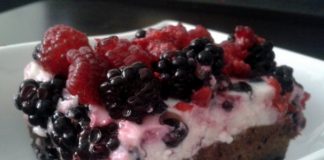 Rețeta săptămânii – Negresă cu cremă de brânză și fructe de pădure